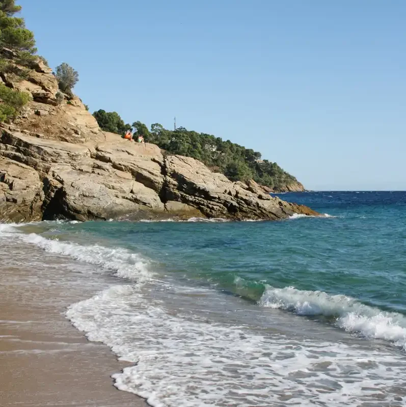 Rochers au bord d'une crique à Cavalaire