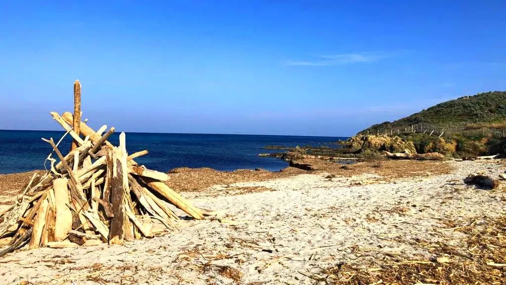 Préparation d'un feu sur la plage de Cavalaire-sur-mer