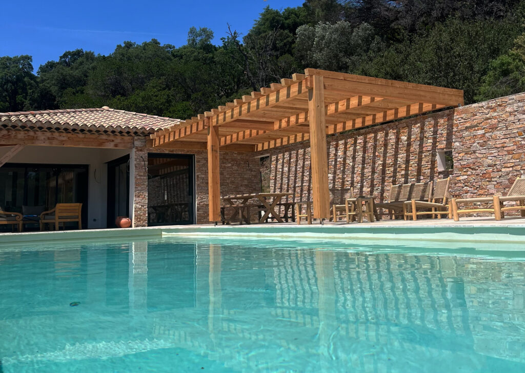 Une piscine à débordement avec vue sur la mer pour se rafraichir et s'amuser en famille ou entre amis