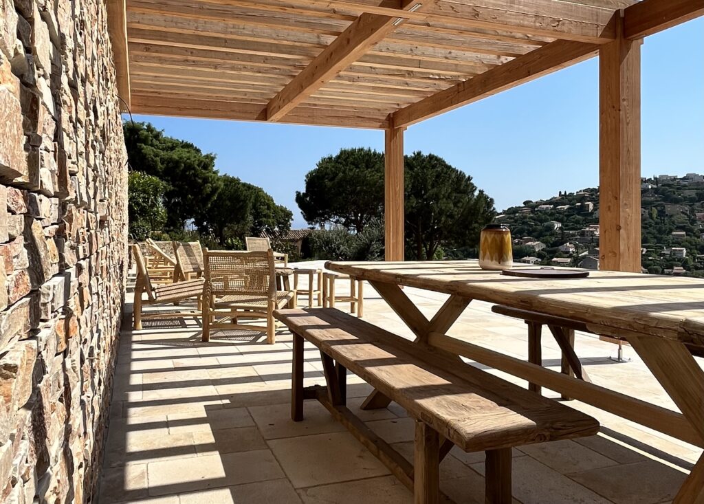 Une Terrasse ombragée au bord de la piscine pour partager des moments agréables en extérieur