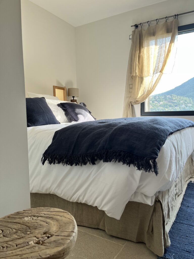 Chambre avec salle de bain privative et dressing. Vue montagne