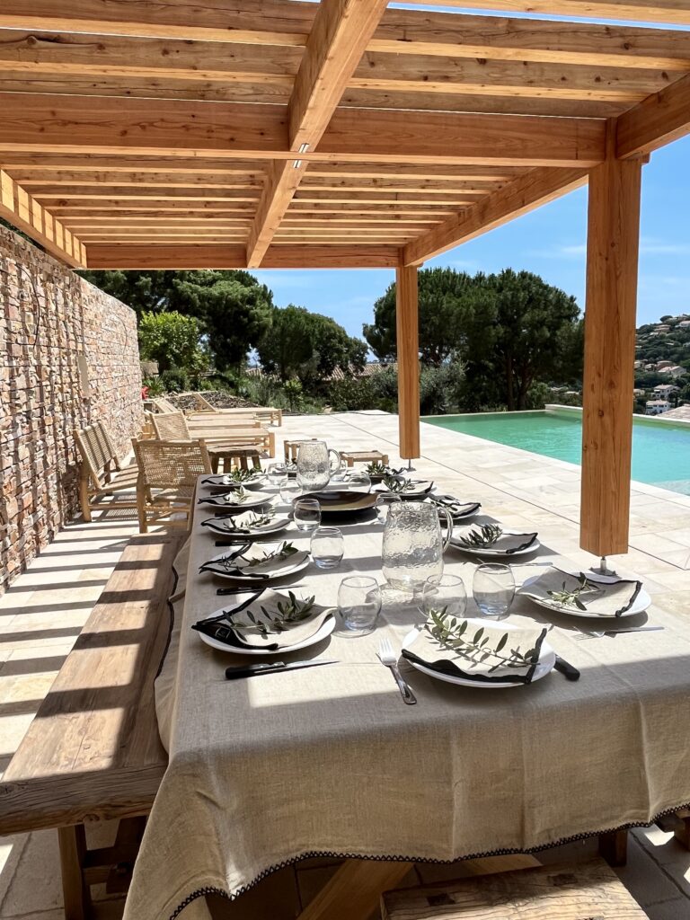 Terrasse - Espace repas au bord de la piscine à débordement