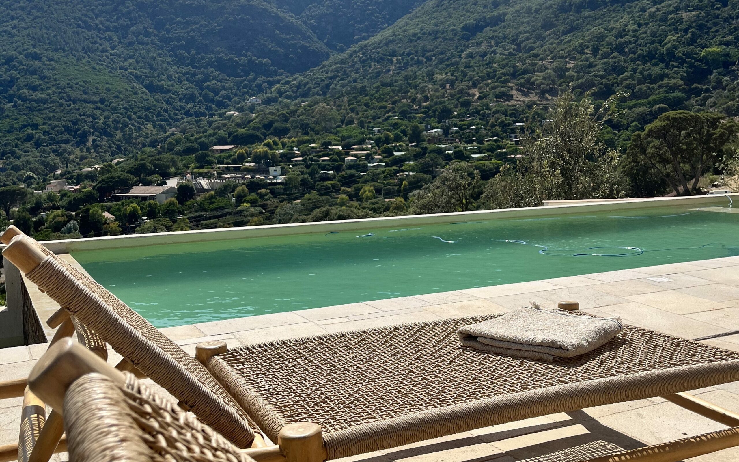 Piscine à débordement de la villa avec vue sur la mer. 