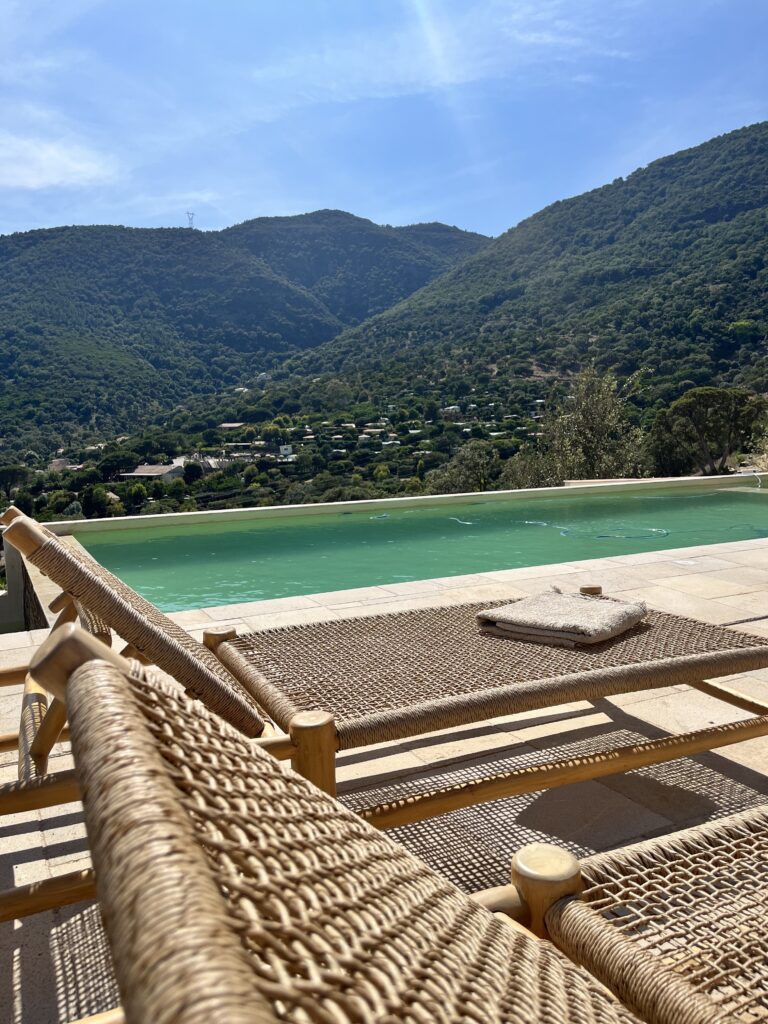 Terrasse et transats - Espace repos au bord de la piscine à débordement