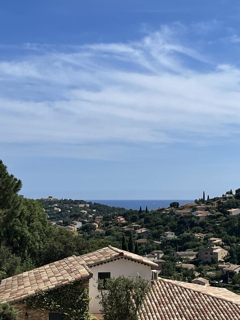 Vue de la mer à Cavalaire depuis le balcon de la villa.