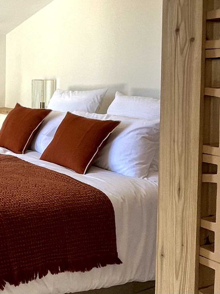 Chambre avec salle de bain (baignoire, douche et toilette). Terrasse privative, vue mer.