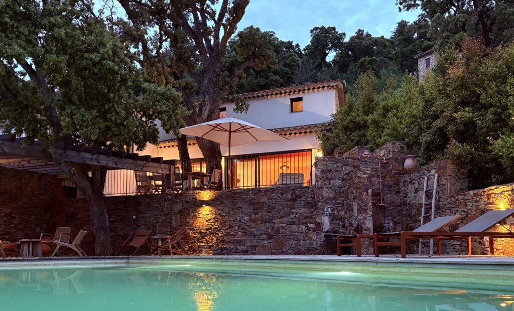 La Maison des Chênes en soirée